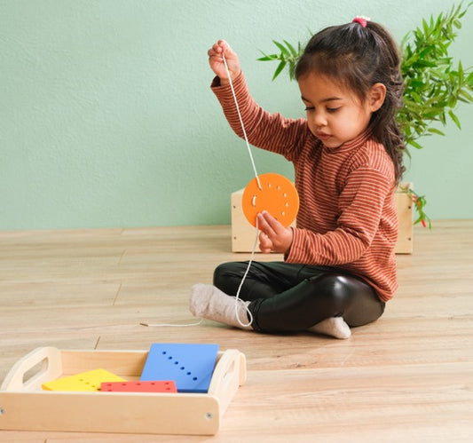 Montessori Lacing Board / Threading Board - from 23 months - SHIPS FROM NETHERLAND